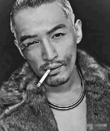 的风格有点差别,但是丝毫不影响他的魅力,他的帅气,更多的是大叔的