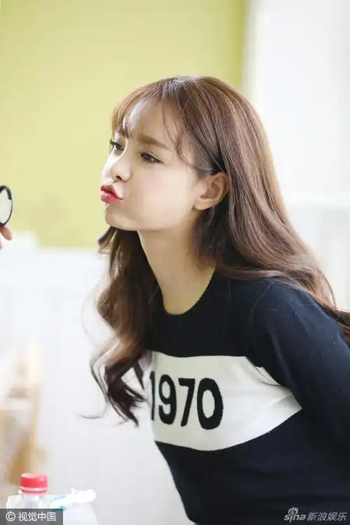 沈梦辰参加某档综艺节目,沈梦辰皮肤白皙化妆间化妆时嘟嘴十分俏皮