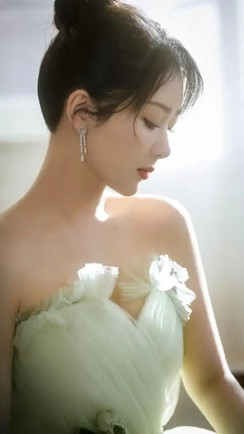 杨紫绿色抹胸纱裙