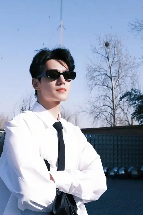 阳光正好的杨洋～白衬衫牛仔裤也能很潮#杨洋清瘦了不少