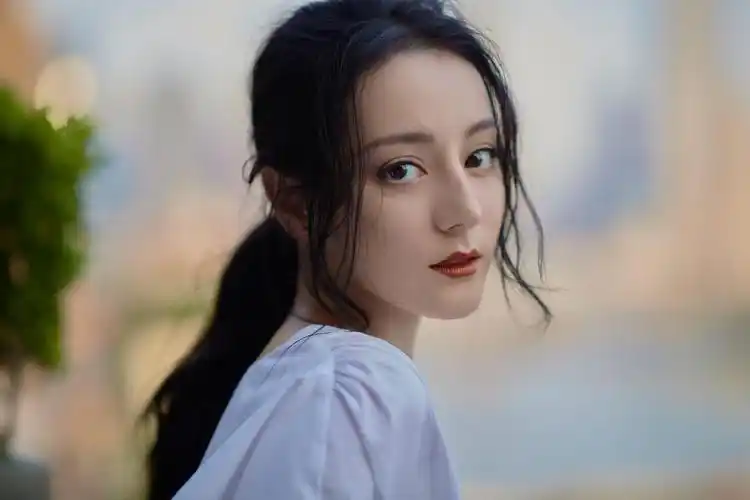 迪丽热巴白色套装优雅大方写真,大陆明星-回车桌面