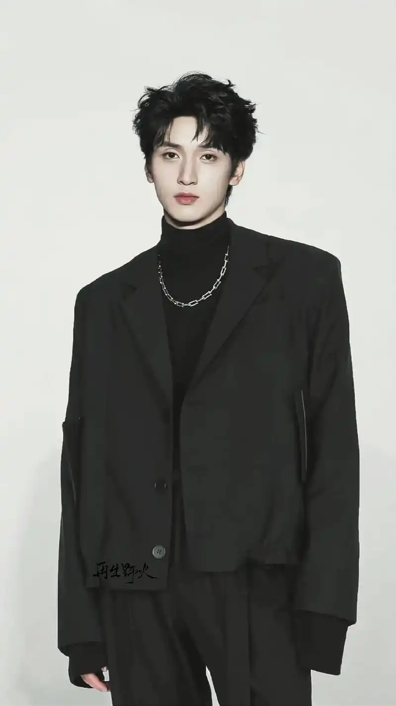 黑衣服真的好看#翔霖szd #贺峻霖深海环游记 #时代少年团 - 抖音