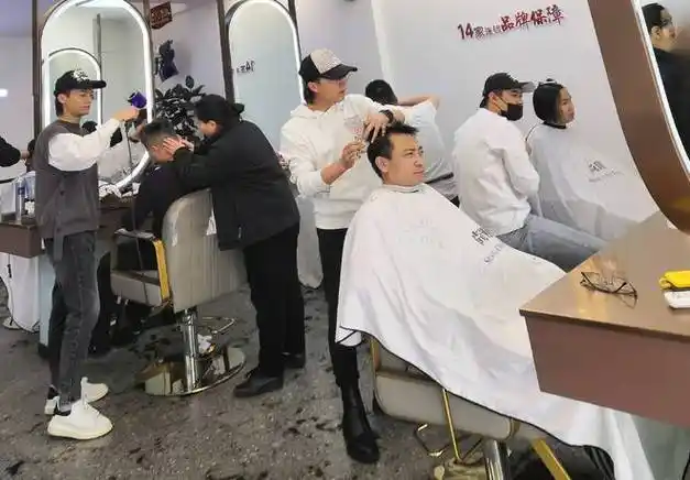 剪头陪理发店演1小时戏进屋被问找哪个老师男子吐槽太装