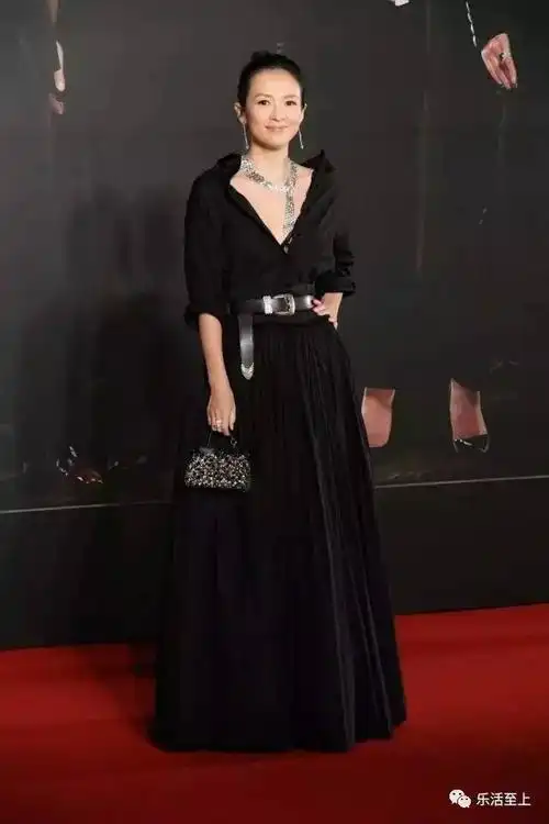 竟都穿了黑色礼服,盯着女星们在颁奖礼上的造型了,作为一个时尚博主