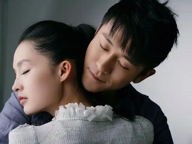 《花开半夏》是由李沁,林申,张嘉倪,杨洋主演的偶像电视剧,是改编的