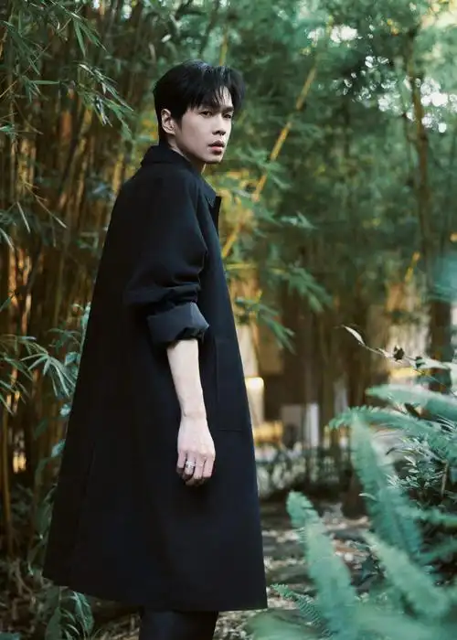 张若昀全黑穿搭