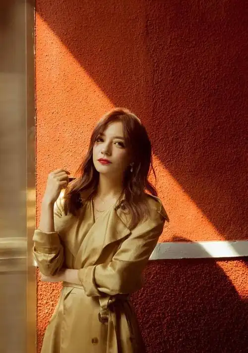 赵薇路透生图被吐槽脸太垮同龄紫薇格格赴马尔代夫拍摄美人如旧