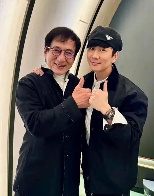 最近,林俊杰在自己的社交平台上公布了一组自己和成龙的合影.