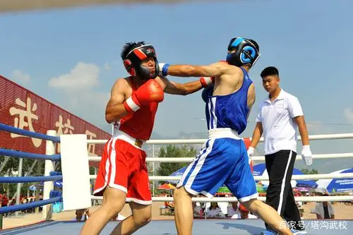 擂台上练习拳击的小伙子正在激烈对抗!