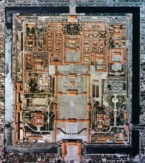 故宫鸟瞰图以紫禁城为中心的南北中轴线,向南延伸至永定门,长4600米