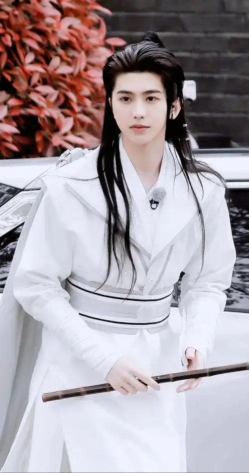 蔡徐坤壁纸:嘴角带笑是少年清爽的晴朗,眉眼弯弯漫溢俏皮的味道