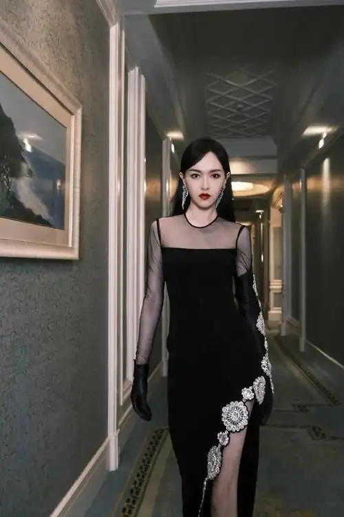 女星红毯即战场唐嫣罕见御姐范超吸睛刘诗诗绝美仪态艳压全场