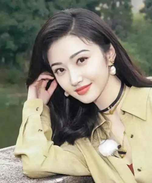 景甜长得是真美,和刘亦菲,杨幂,张柏芝等人的合影中她都能艳压群芳.