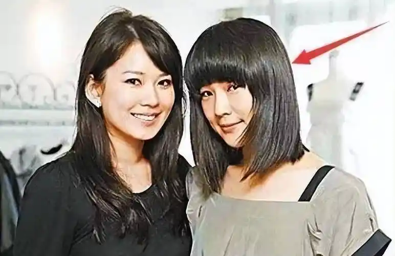 钟汉良老婆探班被拍,男方雨中撑伞照顾女方,两人传秘婚多年_谢易桦