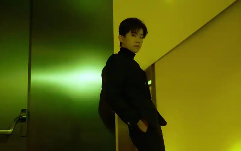 易烊千玺帅气光影写真高清壁纸,分辨率:1920x1200