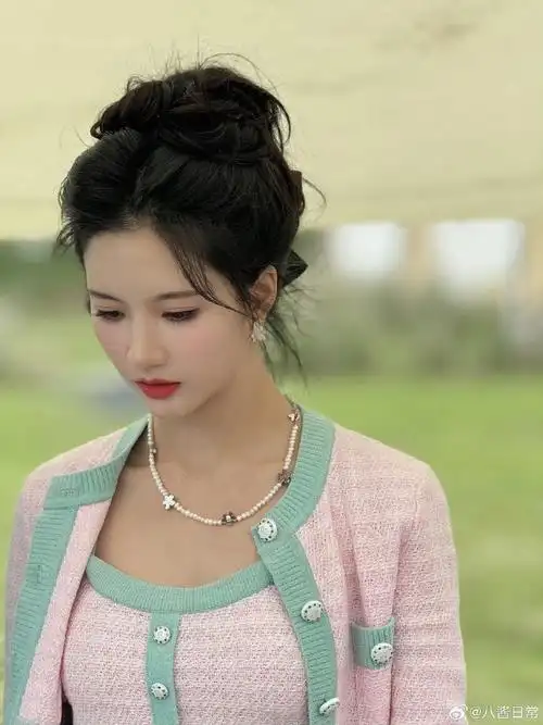 于正发的《五福临门》团综照  卢昱晓,王星越,吴宣仪,刘些宁,陈鹤一