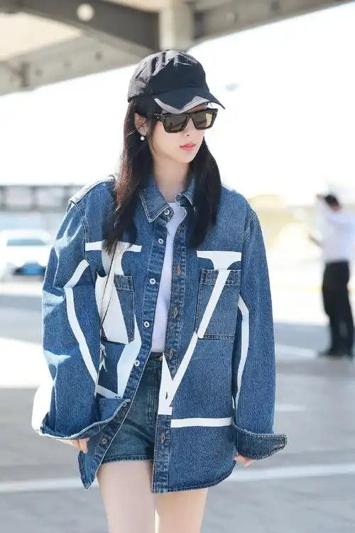 杨紫现身北京机场出发前往巴黎.