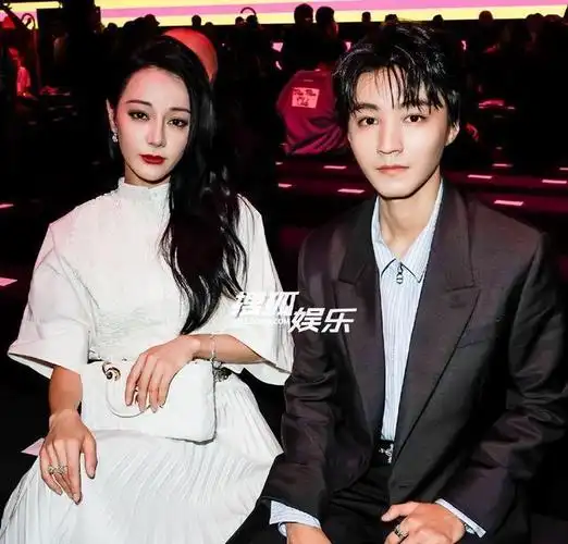 迪丽热巴米兰生图曝光美颜降临五官精致,和王俊凯同框太惊艳