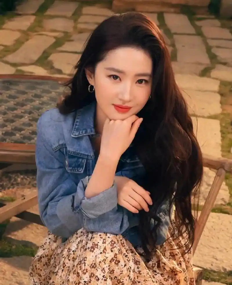 很难想象有谁能配得上神仙姐姐刘亦菲.纵然跟很多男明星演过银幕情侣,