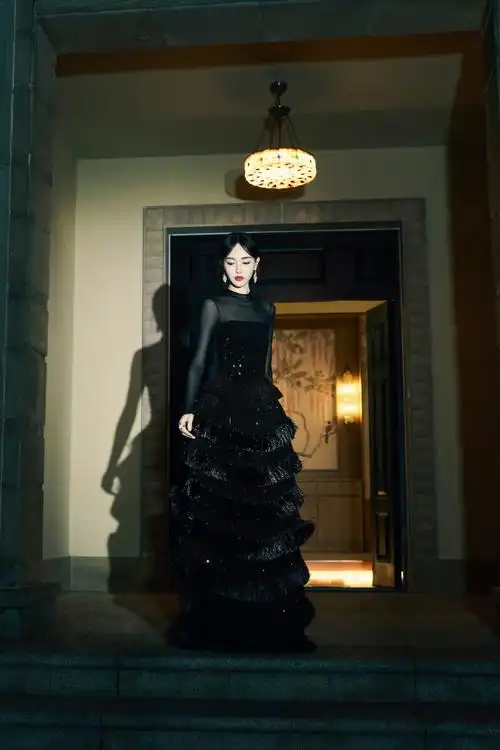 先是一套alexis mabille 2017春夏高定抹胸白色纱裙礼服,雪纺搭配蕾丝