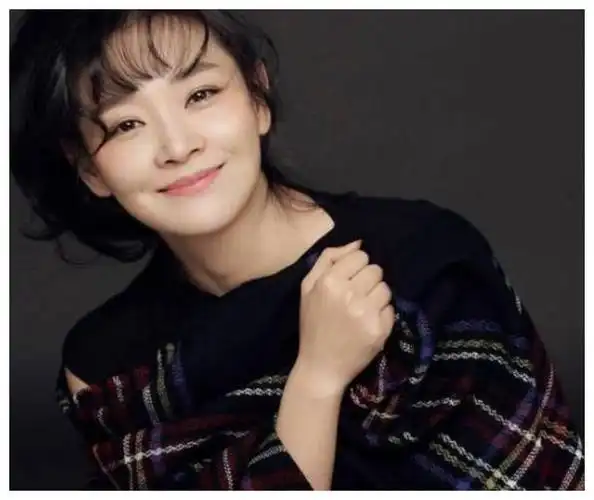 除了这部剧,王维维还和张嘉译合作过年代剧《白鹿原》,在剧中饰演