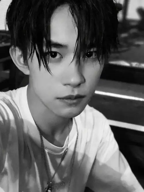 黑色系列高冷男神易烊千玺帅气写真,高清图片-壁纸族