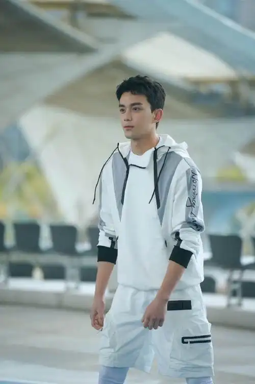 吴磊街头兜风##吴磊上下班状态反差感