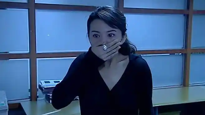 罪域:张晓丽掀窗帘,没想在阳台监视的蝎子失足掉下,当场吓坏了