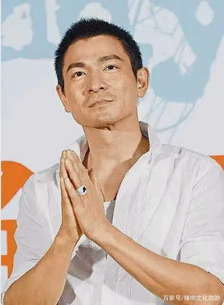 无论地位多高,双手在胸前合十的那一刹那,彷佛有一种神奇的魔力,瞬间