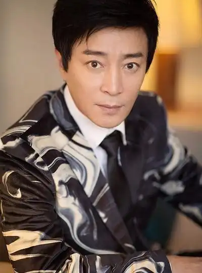 老戏骨何中华:经典作品成无数人记忆,如今帅气依旧家庭幸福