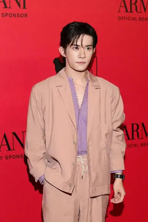 易烊千玺威尼斯电影节生图,这骨相怎么样?