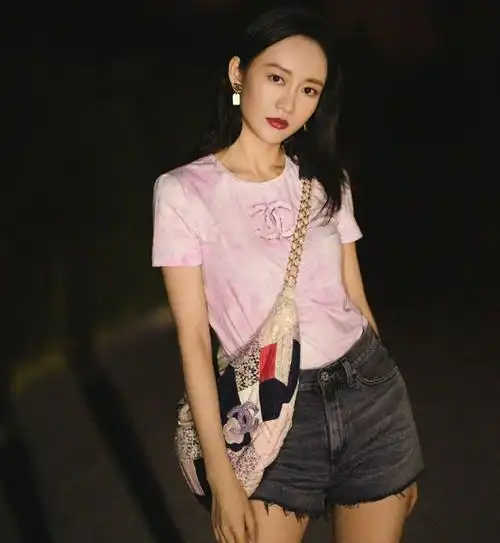 猫耳朵的牛仔短裤搭配粉色短袖王鸥女神大胆挑战芭比粉