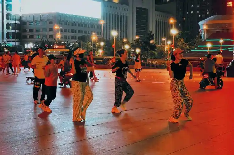 记录我的城市  #摄影  #摄影日常  #扫街  #广场舞  #沈阳  #光与夜