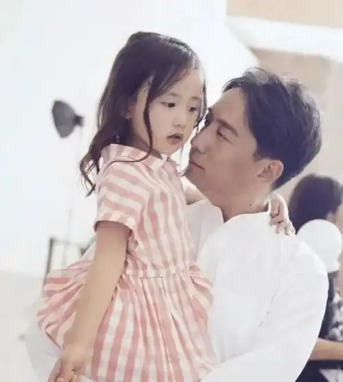 黄磊的小女儿黄少艾照片曝光,网友:简直太美了