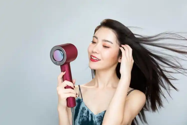 左右头发反方向吹,左边头发往右吹,右边头发往左吹,这样吹出的头发