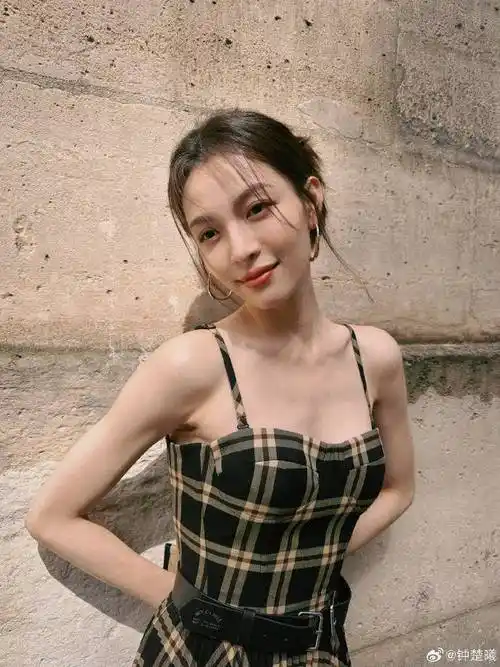 钟楚曦是内地著名女星,她曾凭借冯小刚导演的《芳华》顺利走红,她的