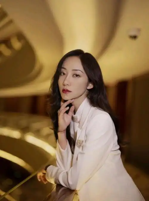 然而,除了她在演艺圈的成就外,韩雪还以其独特的气质和无可比拟的美貌