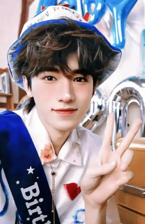 宋亚轩生日周边开箱