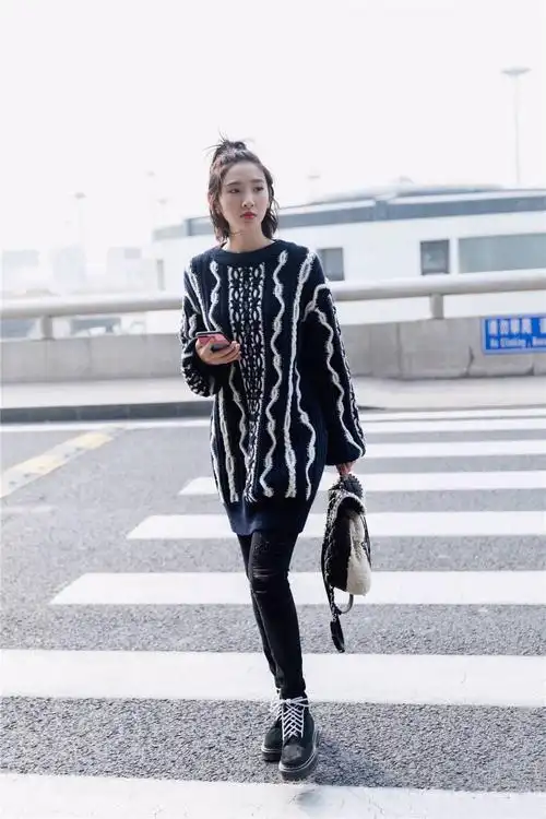 唐艺昕太节俭一双马丁靴搭满四季还不扔难道因为鞋带系的别致