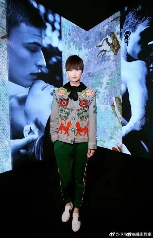 李宇春米兰时装周出发图