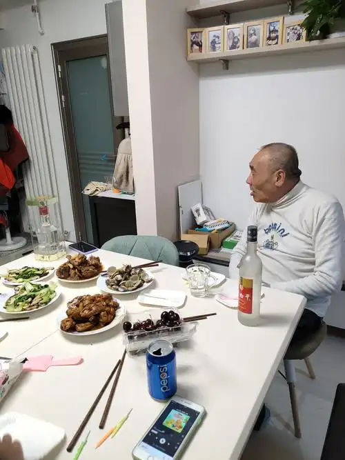 老头子早早坐下来等着喝酒,他该特意从家里带过来一瓶67度的衡水