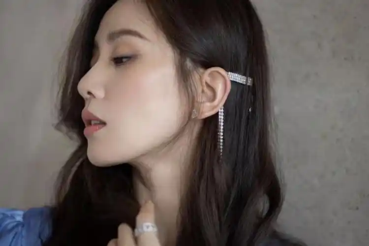 刘诗诗高调亮相!穿蓝色睡袍裙戴流苏发卡美成仙女,酒窝笑太甜了