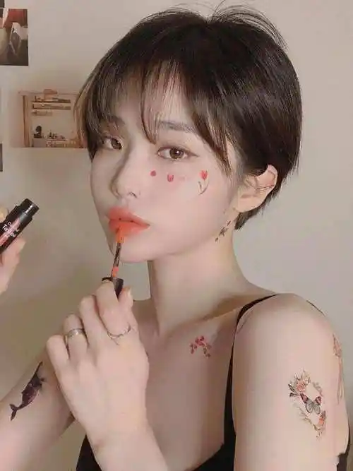 短发图片女2021最新款减龄(短发发型2022年最新款女图片)