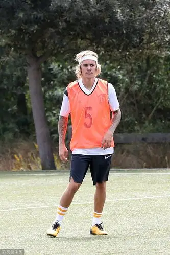 贾斯汀-比伯现身球场踢足