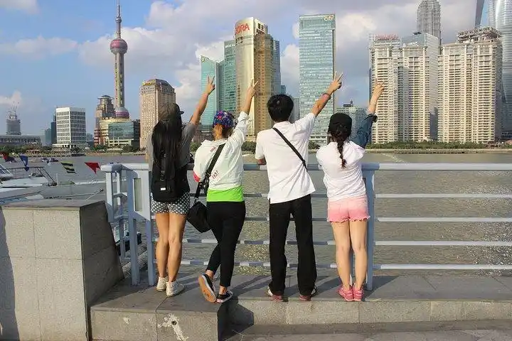 四个人的合照来了呀!姐姐.妹妹.卢先生.还有女汉子的我.