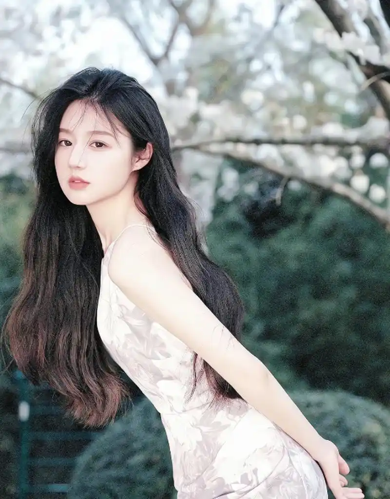 北方有佳人,绝世而独立.一顾倾人城,再顾倾人国.