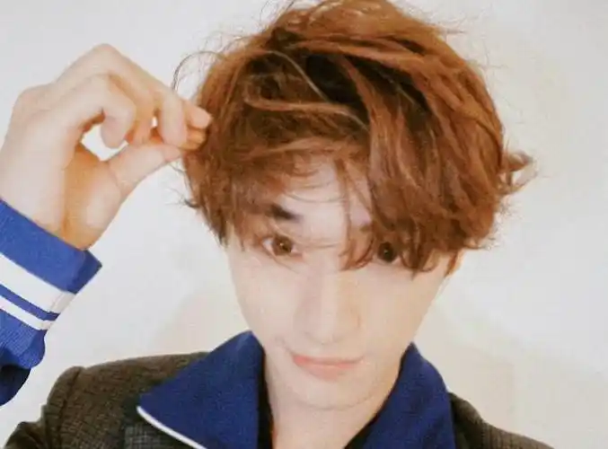 丁程鑫个性随拍解锁全新发型引发热烈讨论