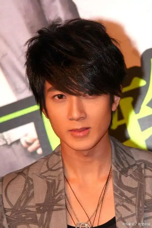 大16岁老公家暴出轨,佐佐木希还为其道歉:结婚不是卖自己