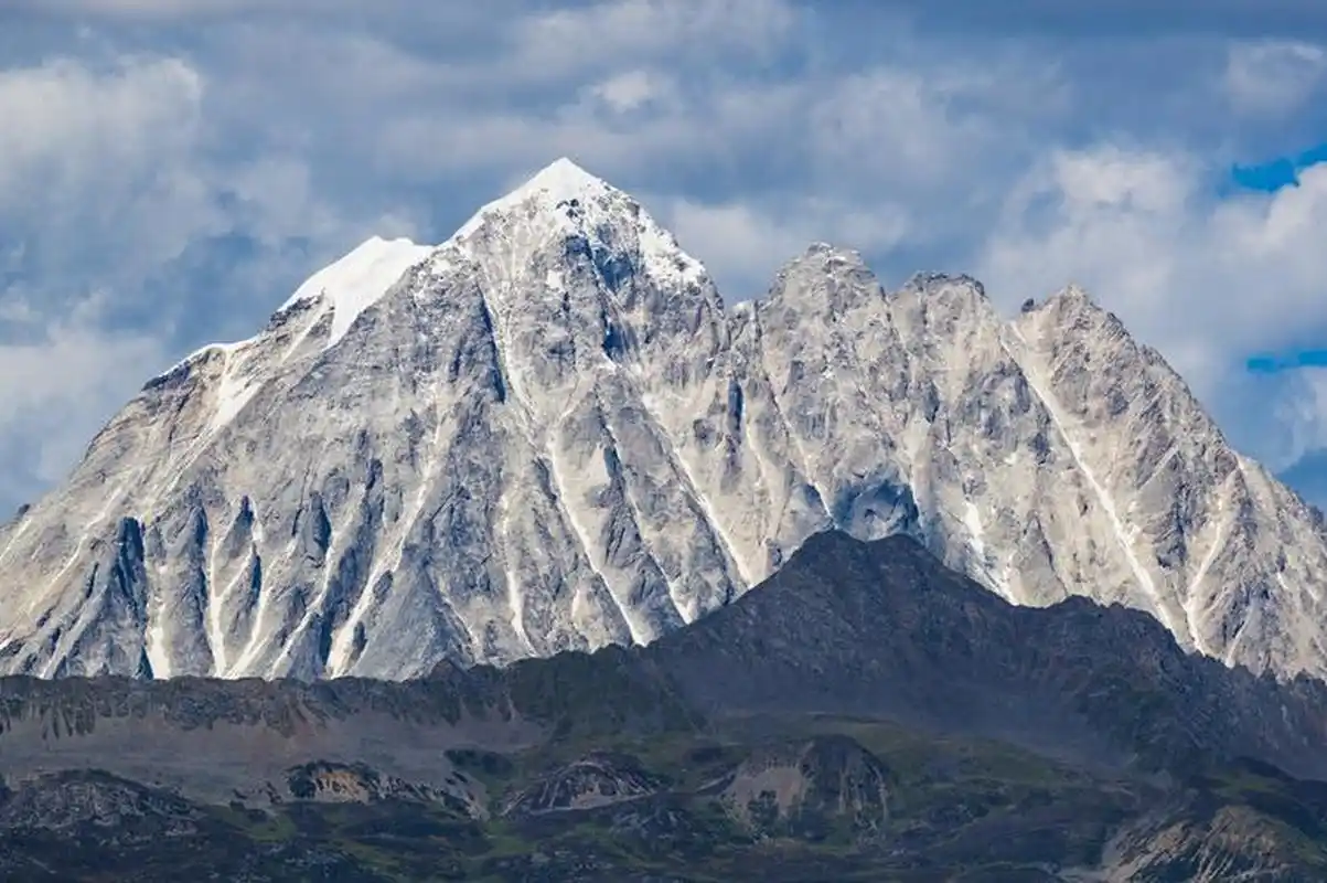 亚拉雪山,耸立在云端的巍峨山峰,云雾缭绕,仿佛仙境般壮观.