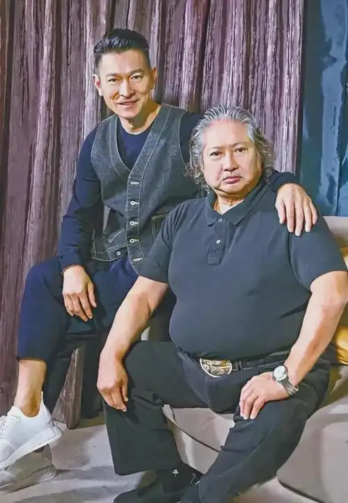 据说在香港娱乐圈只有刘德华才敢手搭在洪金宝的肩膀上这样亲昵